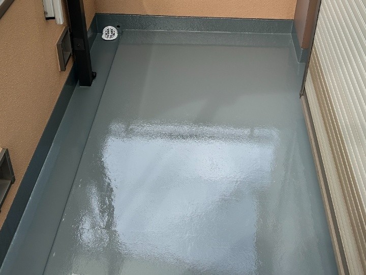 船橋市八木ケ谷にてベランダのヒビ割れ改善のため「ウレタン防水工事」を実施しました